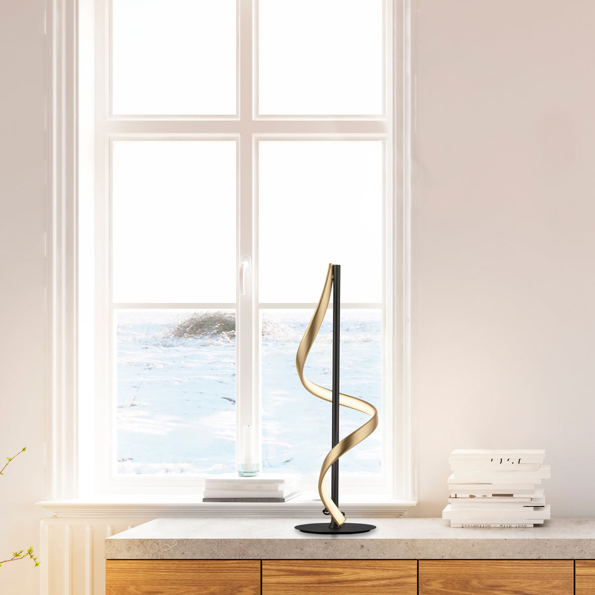 Lampe à poser sur un rebord de fenêtre, éclairant une pièce lumineuse.