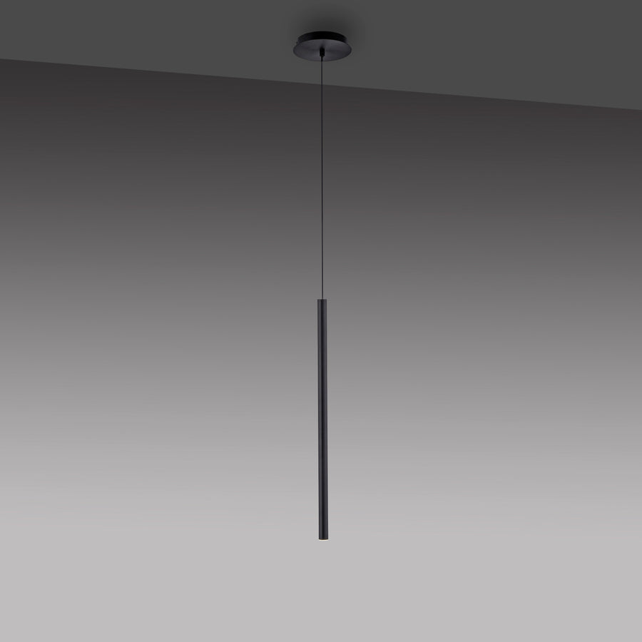 Suspension noire vue en contre-plongée dans une pièce sombre, câble et rosace visibles.