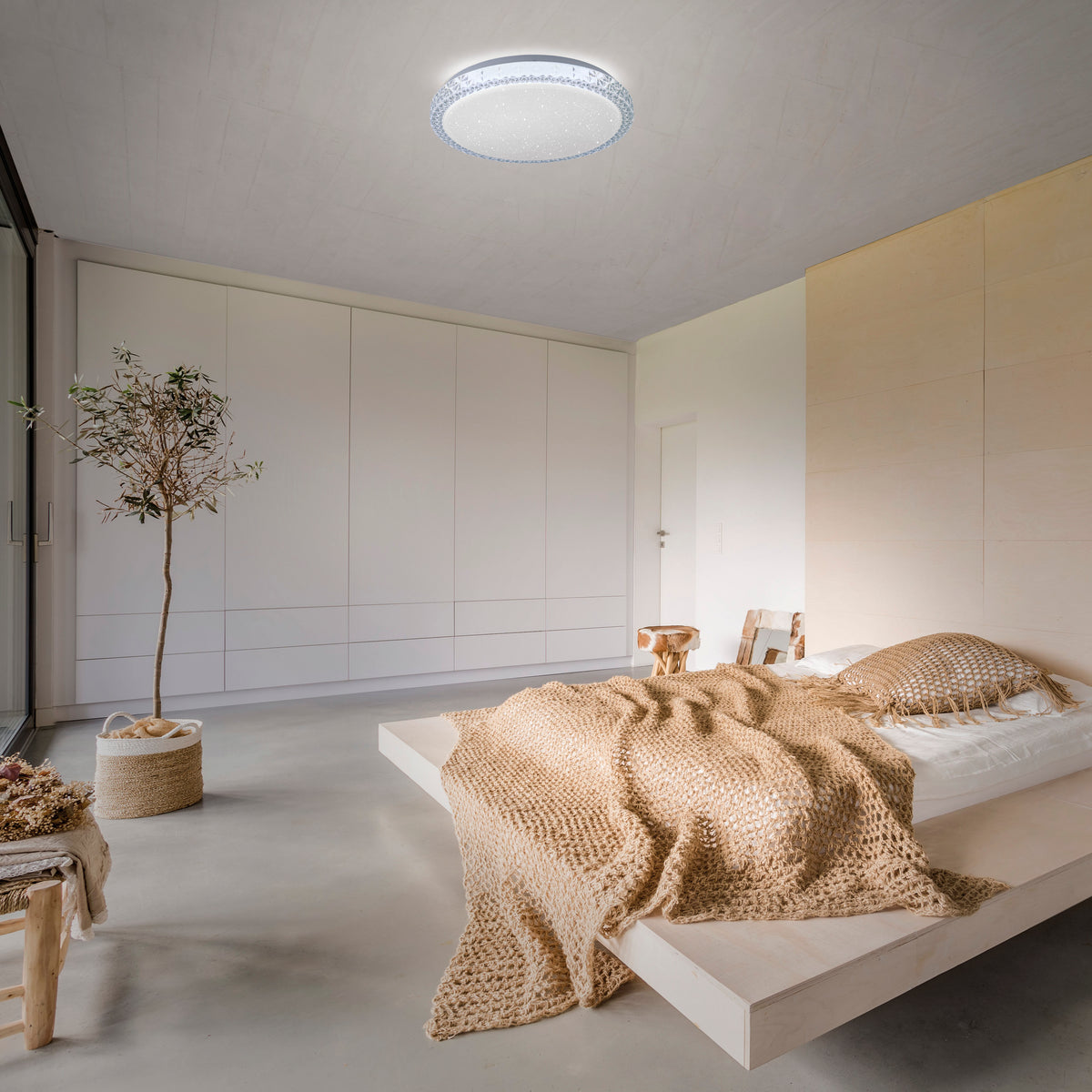 Mise en ambiance dans une chambre épurée, luminaire fixé au plafond blanc