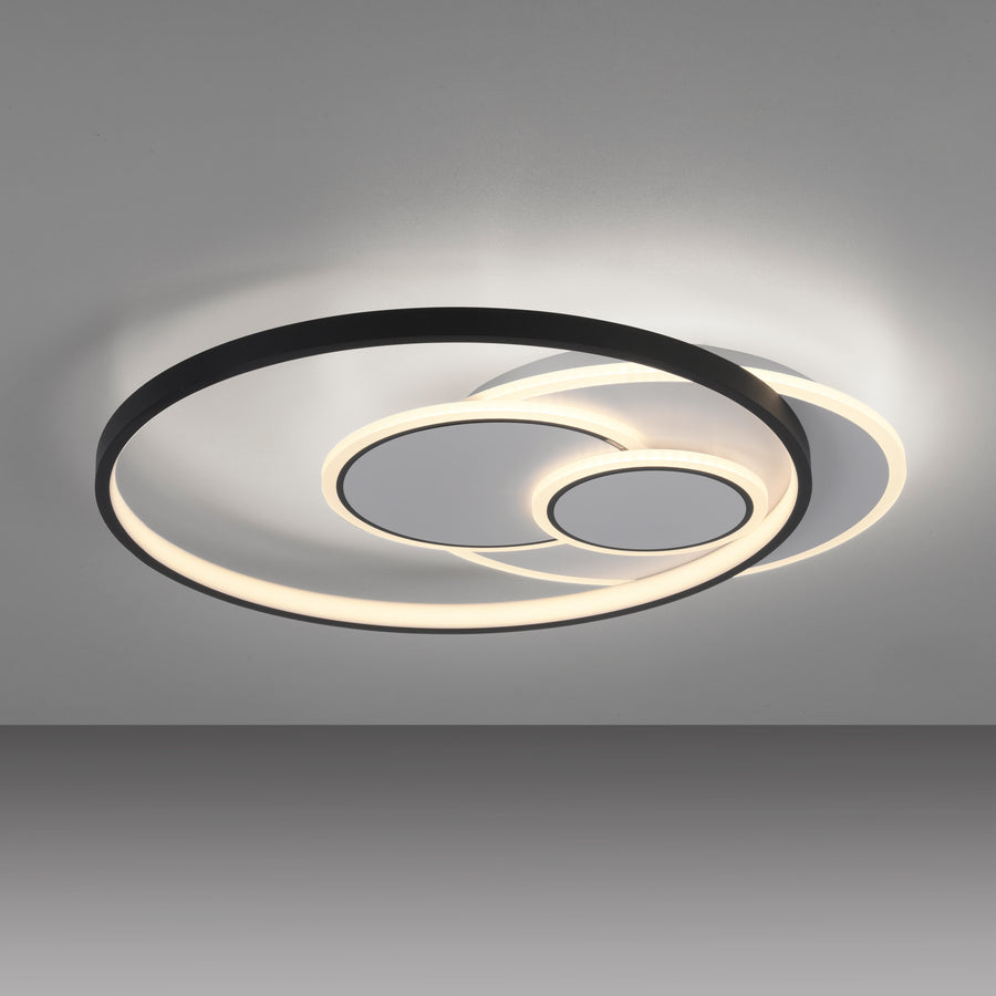 Luminaire allumé au plafond diffusant une lumière chaude dans la pièce