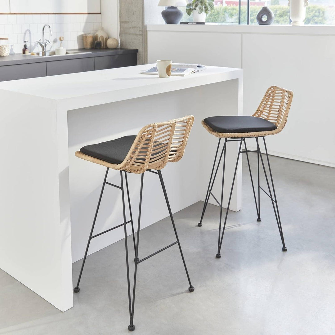 Alice'S Home - Deux Tabourets De Bar En Rotin Naturel Et Métal. Coussins Noirs - Cahya | Designix - Amazon    - https://designix.fr/