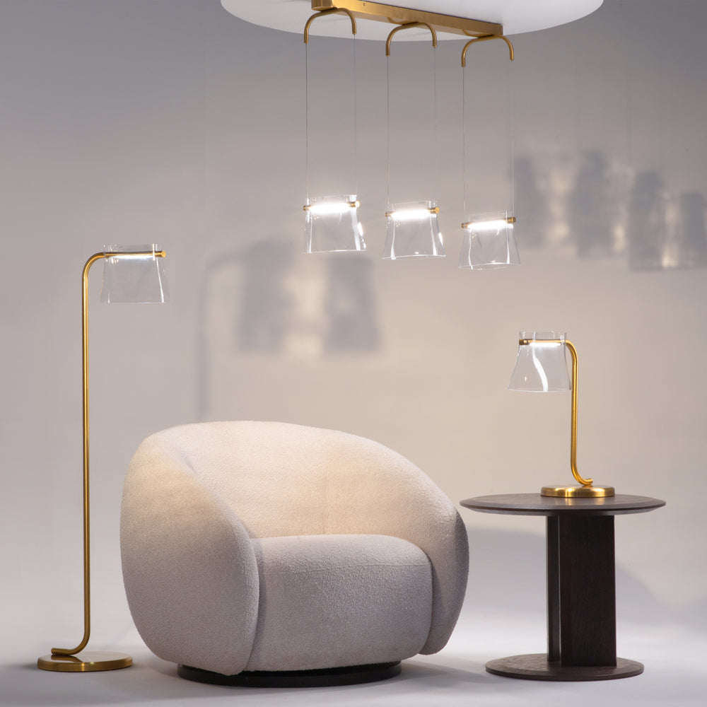 Mise en ambiance avec fauteuil, table basse et suspension assortie