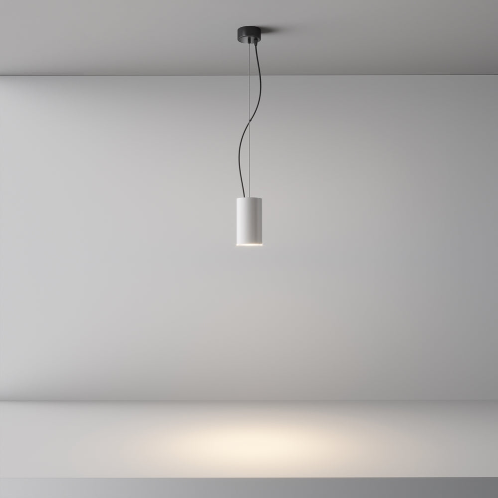 Mise en ambiance du luminaire allumé projetant un halo de lumière sur le mur