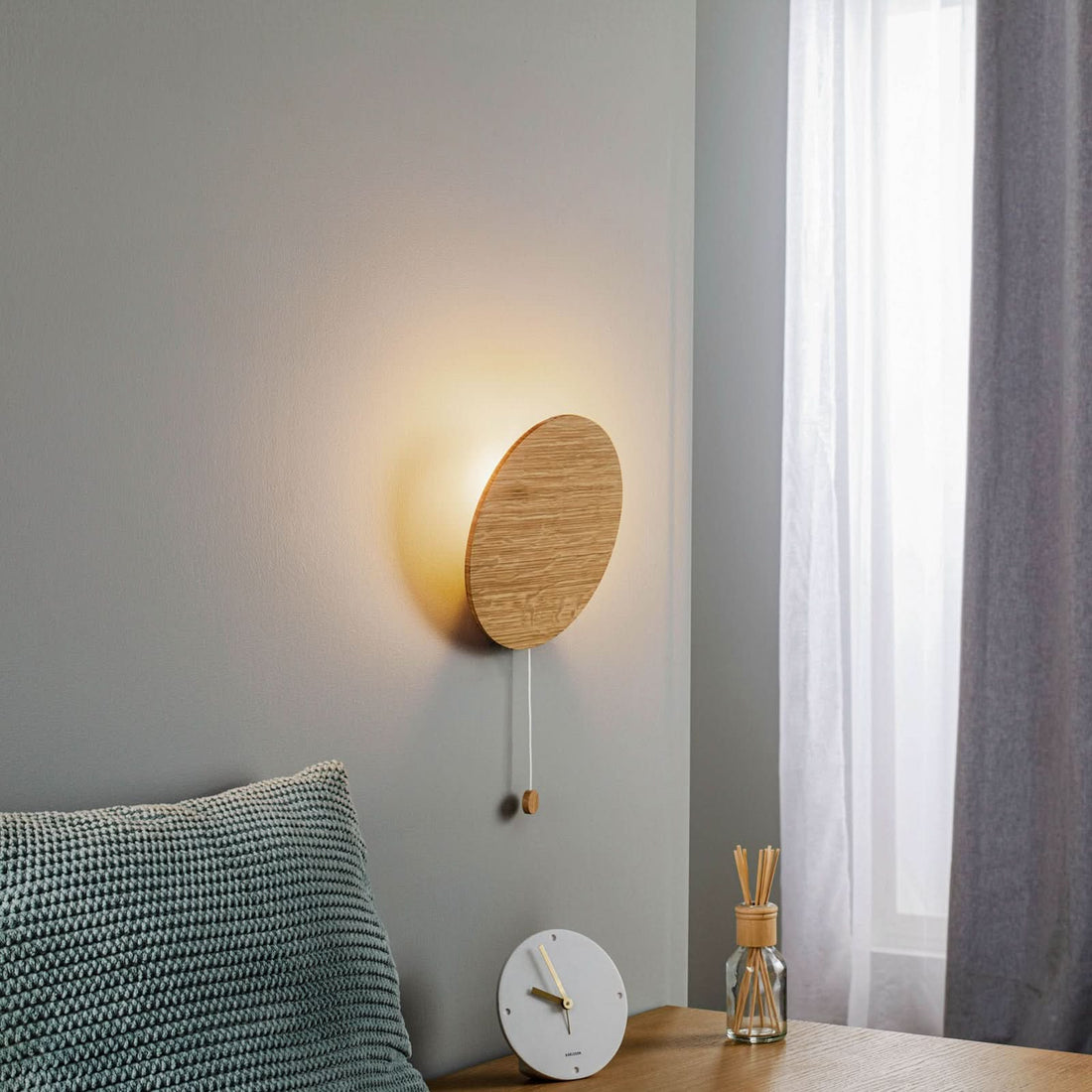 Applique murale Minimal en bois, chêne et noir, Ø 20 cm