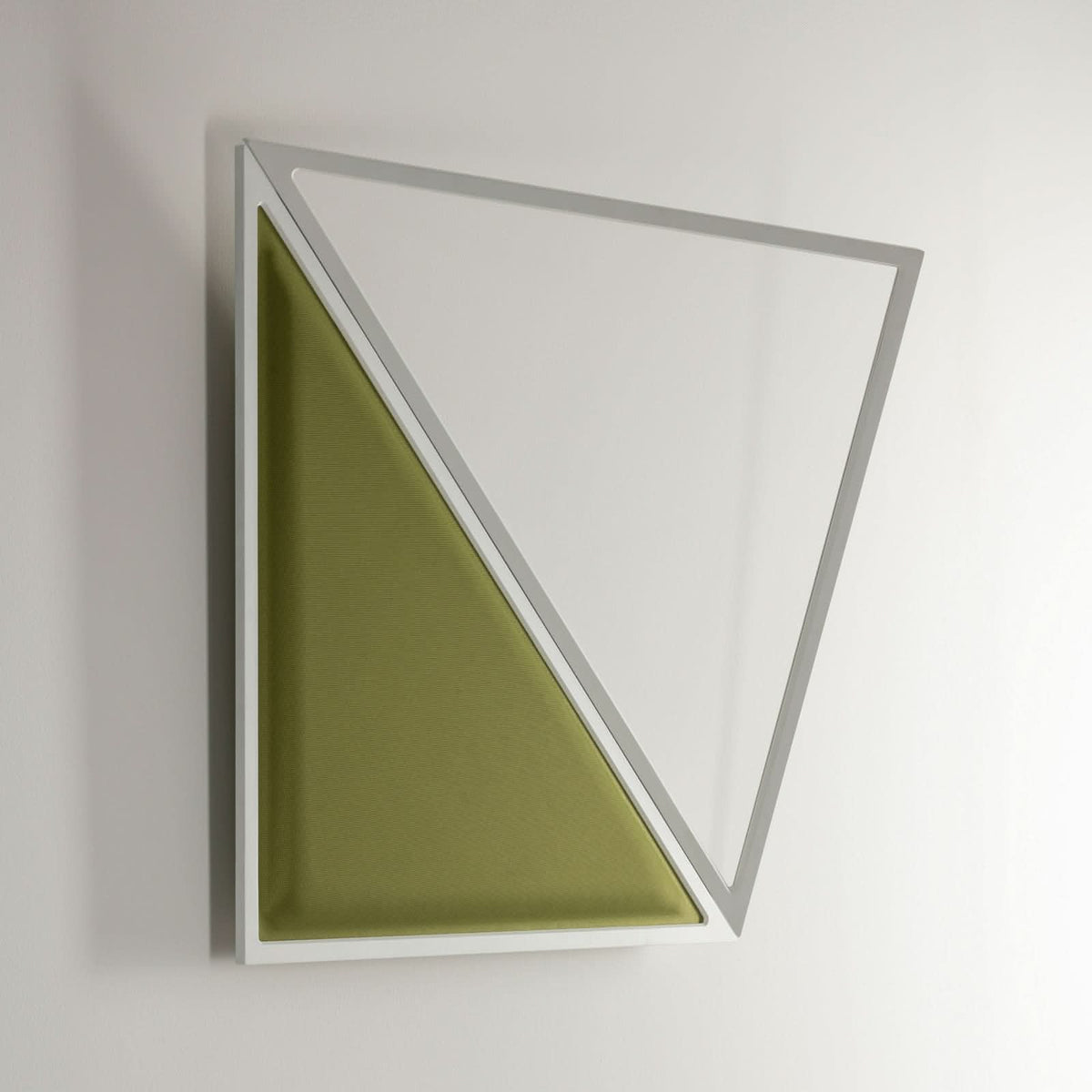 Applique murale éteinte vue en angle, cadre blanc et triangle vert texturé.