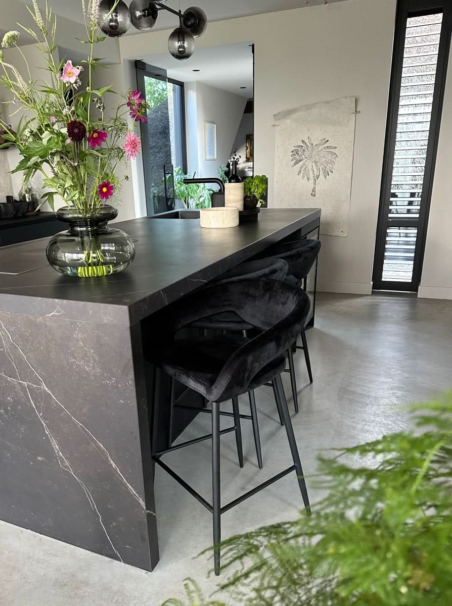 Tabouret de bar en velours champagne avec dossier contourné | AZAR