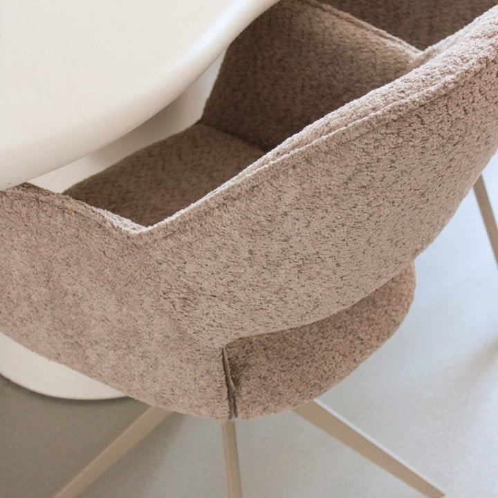 Chaise Pivotante Beige Tissu Bouclé Accoudoirs Fins Ouverture Dossier | NOVA