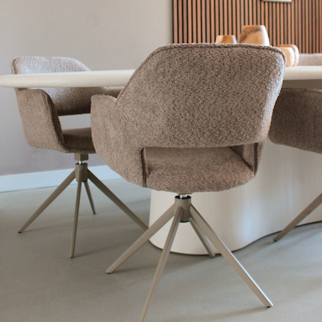 Chaise Pivotante Beige Tissu Bouclé Accoudoirs Fins Ouverture Dossier | NOVA