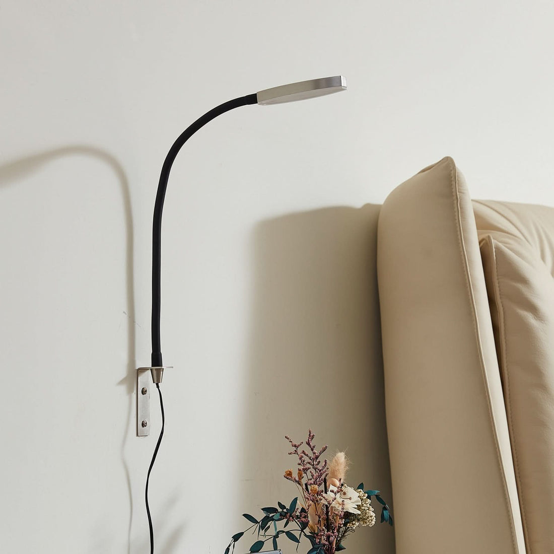 Applique murale LED Flexola en métal, nickel et noir, hauteur 58 cm, 3000 K, 4 W, largeur 3,5 cm, modèle 2