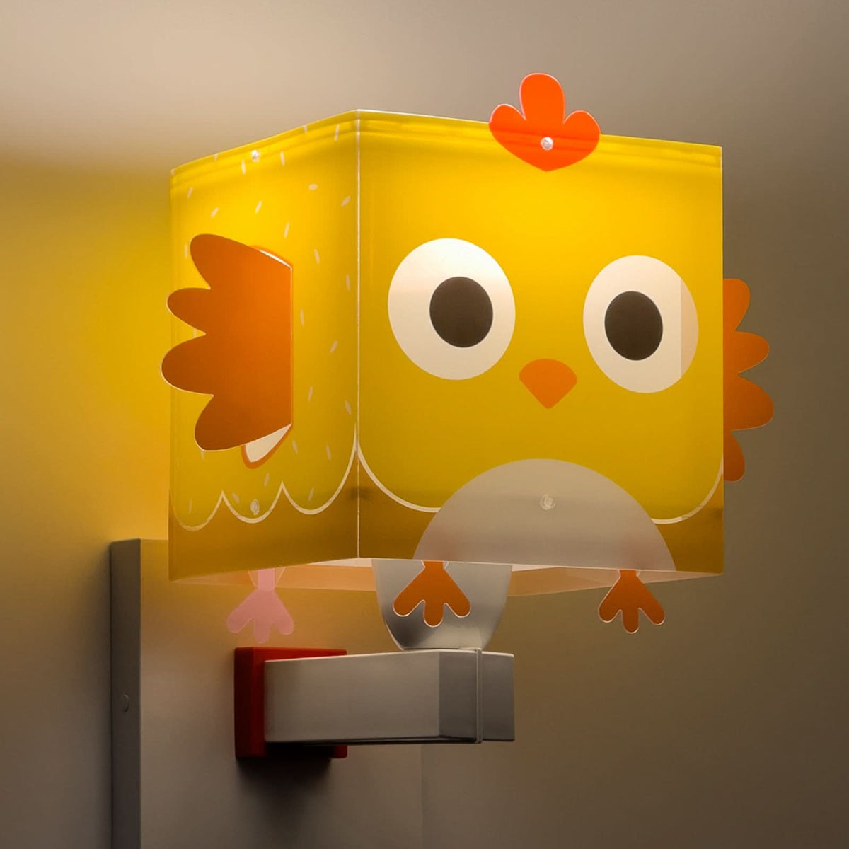 Luminaire allumé dans une chambre, lumière chaude filtrant par l’abat-jour.