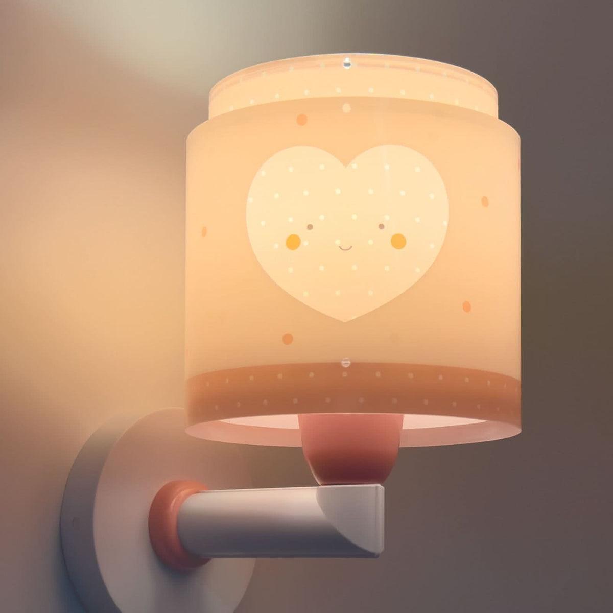 Applique allumée diffusant une lumière chaude sur le mur.