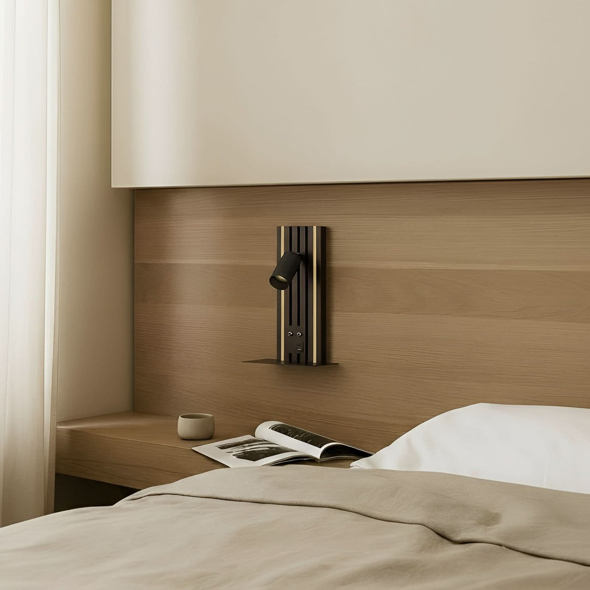 Applique murale LED Tiron en chêne, bois et noir, hauteur 35 cm