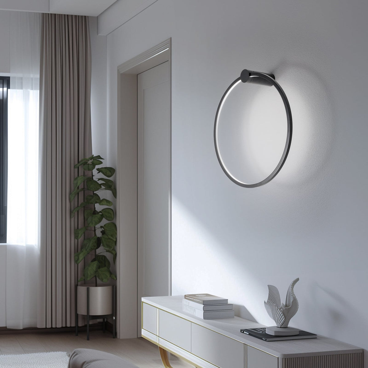 Mise en ambiance dans un salon moderne, applique ronde allumée au-dessus d'un meuble blanc.