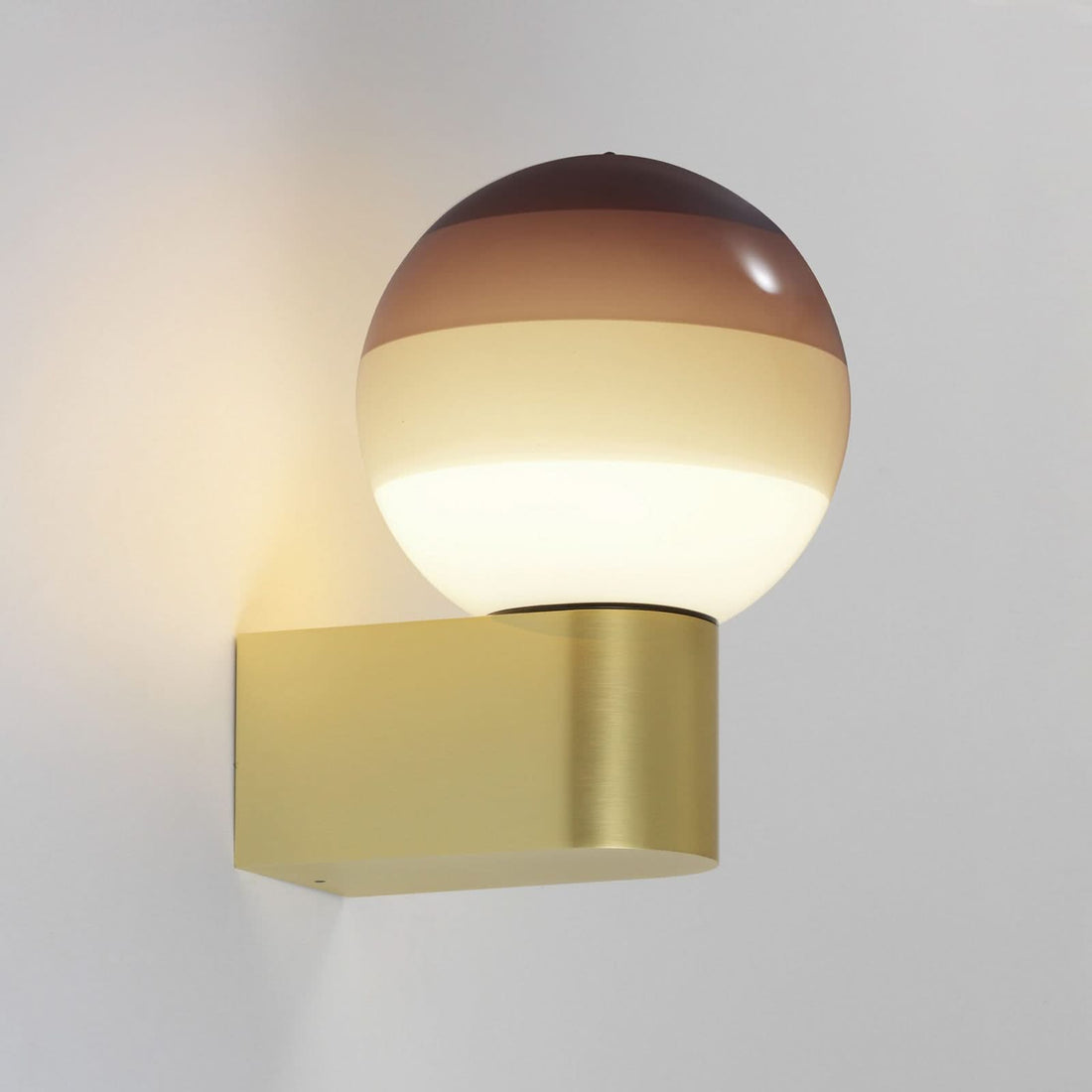 Applique murale LED Dipping Light A1 en verre, marron et laiton, Ø 12,5 cm