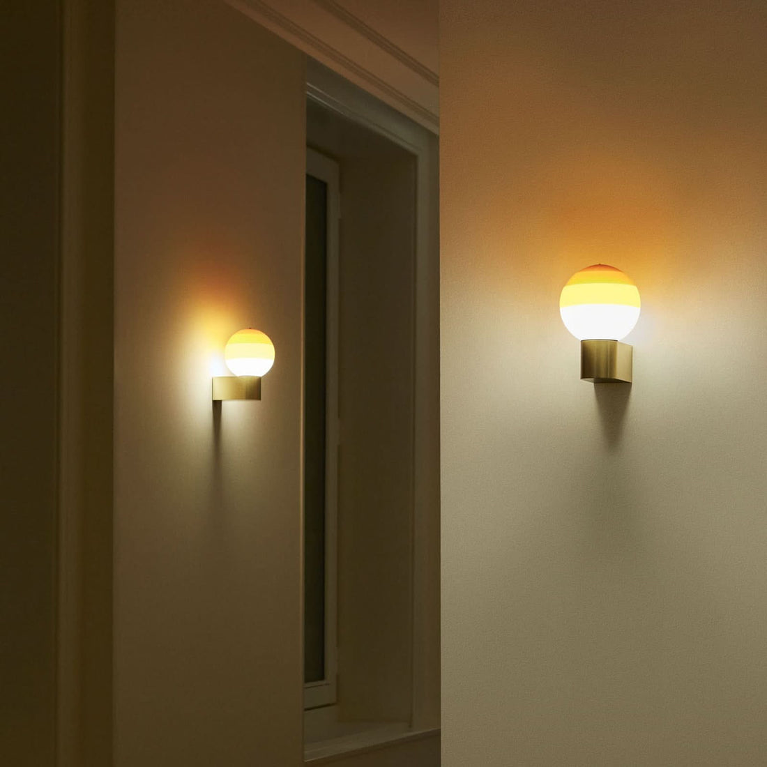Applique murale LED Dipping Light A1 en verre, ambre et laiton, Ø 12,5 cm