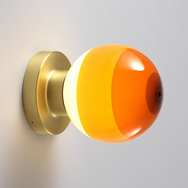 Applique murale LED Dipping Light A2 en verre, ambre et laiton, Ø 12,5 cm