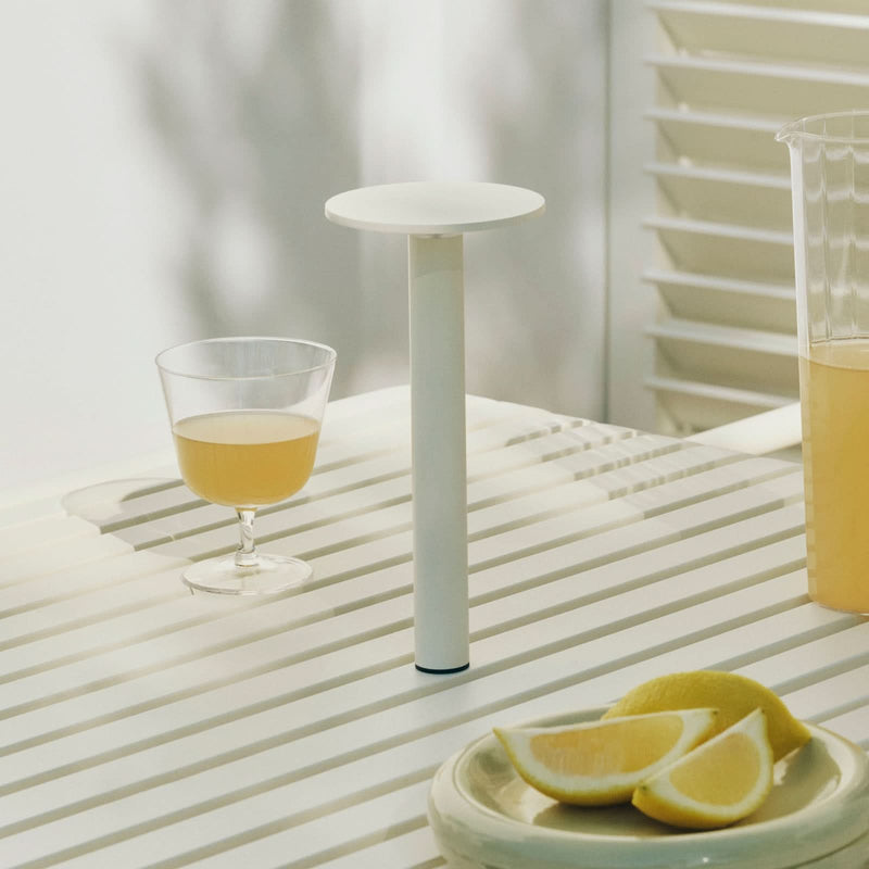 Lampe à poser d'extérieur LED rechargeable Host Portable en aluminium, crème, Ø 10 cm, IP44, 2700 K, 2 W, hauteur 22 cm