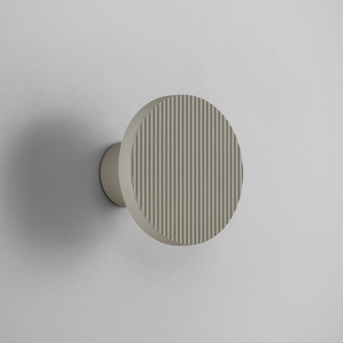 Applique murale LED Arid A/01 en aluminium, gris, Ø 14 cm, IP44