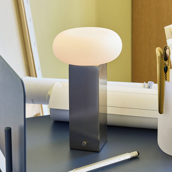 Lampe à poser d'extérieur LED rechargeable LOW en verre, nickel et blanc, hauteur 20 cm, IP44