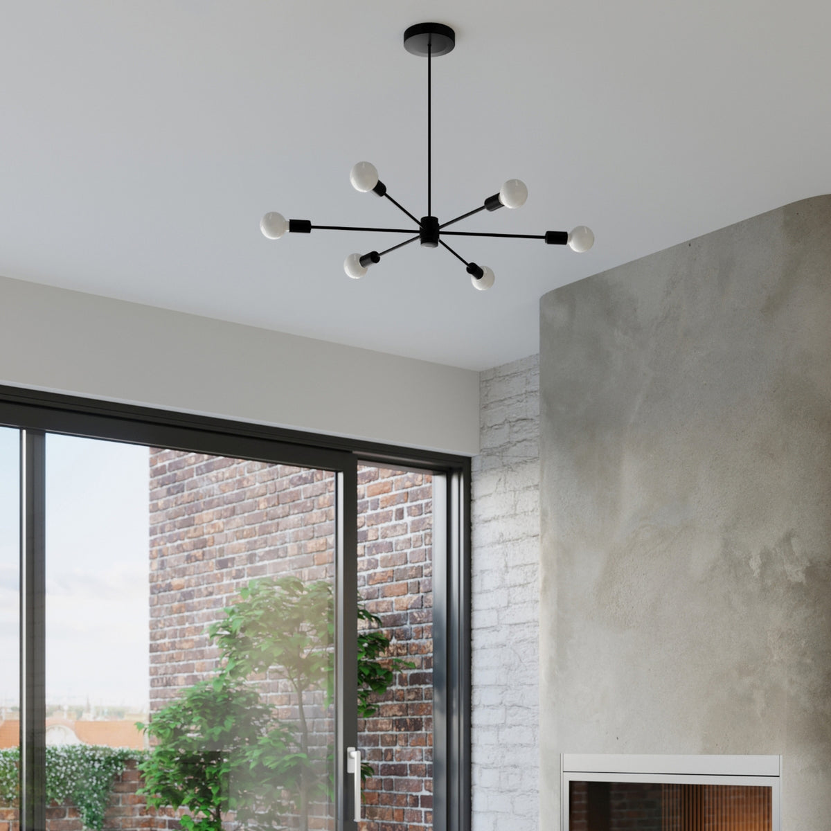 Mise en ambiance dans un séjour moderne, lustre noir suspendu devant baie vitrée.