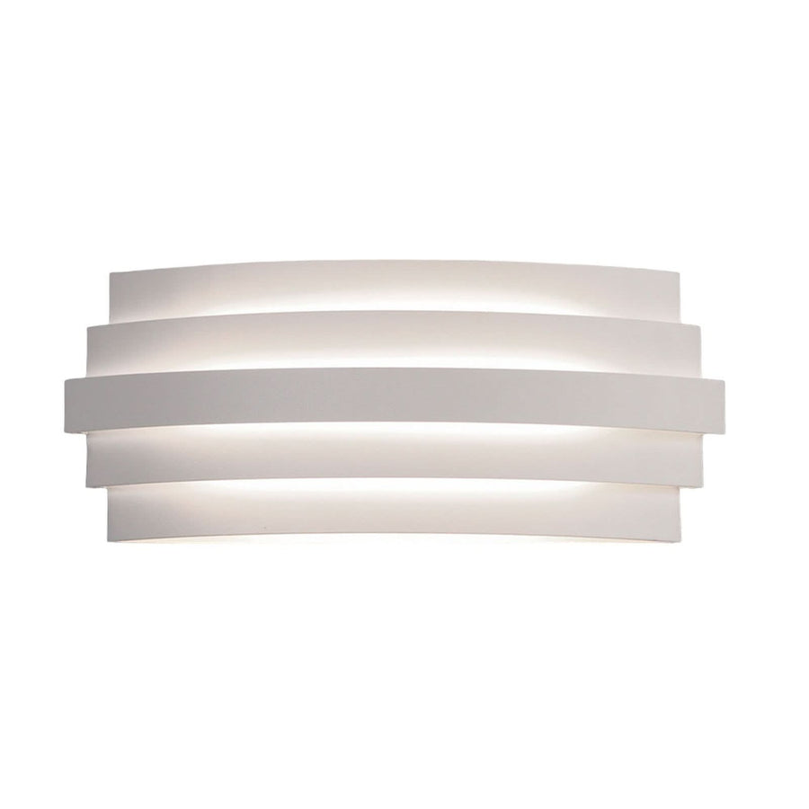 Produit isolé sur fond blanc, applique murale blanche à bandes horizontales, vue de face.
