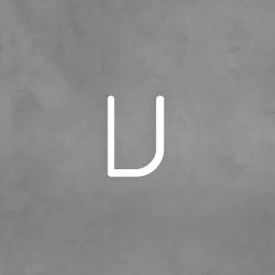 Lettre U lumineuse blanche en tube LED, vue de face sur fond gris.
