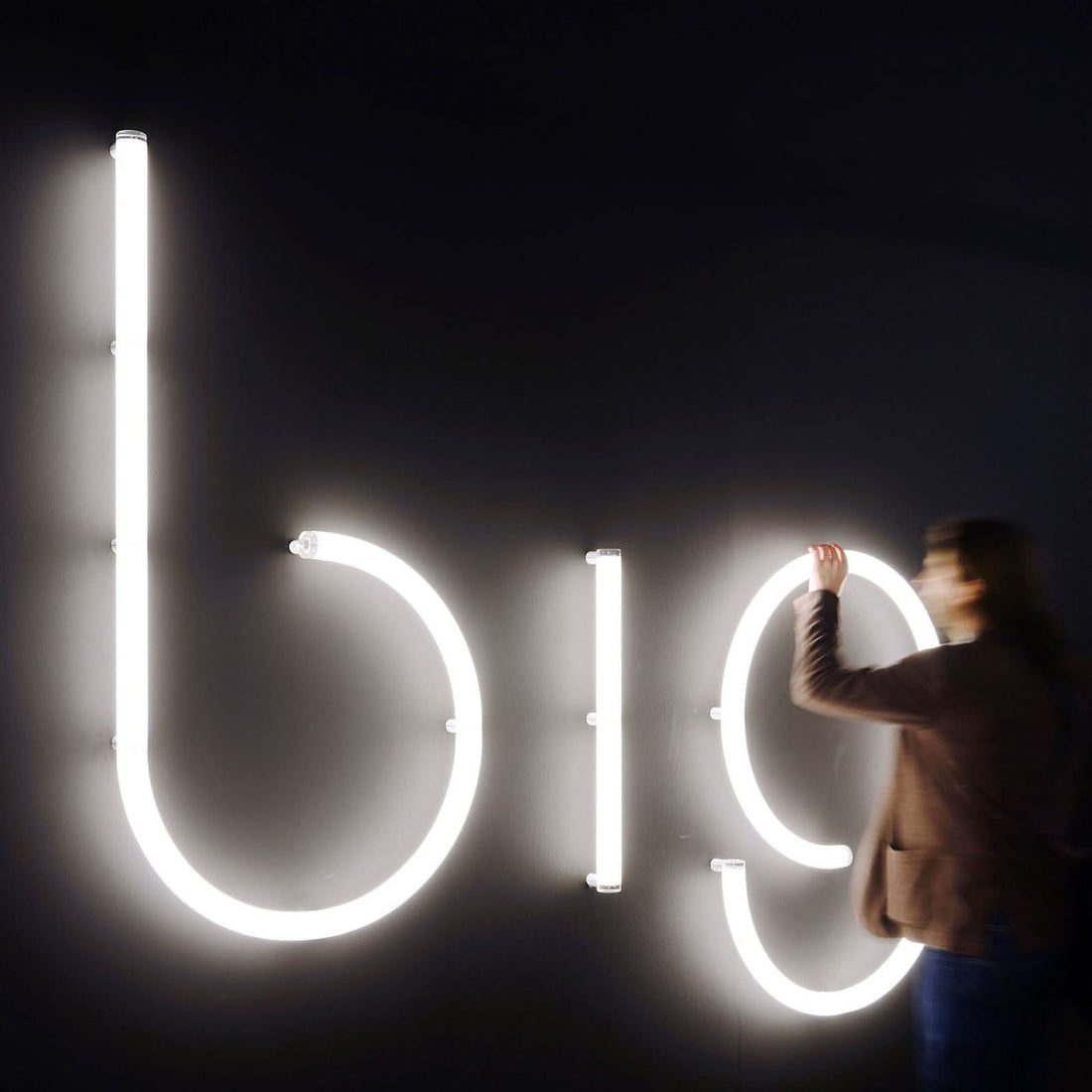 Applique murale LED Alphabet en aluminium, blanc, hauteur 95 cm, 3000 K, 42 W