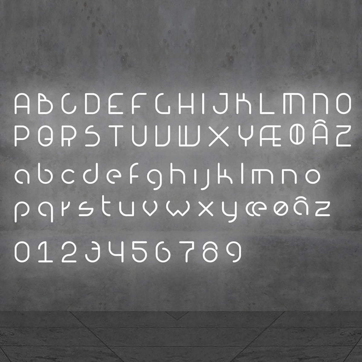Planche complète de l’alphabet majuscules, minuscules et chiffres lumineux blancs sur fond gris.