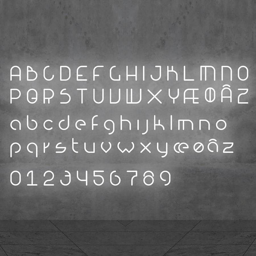 Planche complète de l’alphabet majuscules, minuscules et chiffres lumineux blancs sur fond gris.