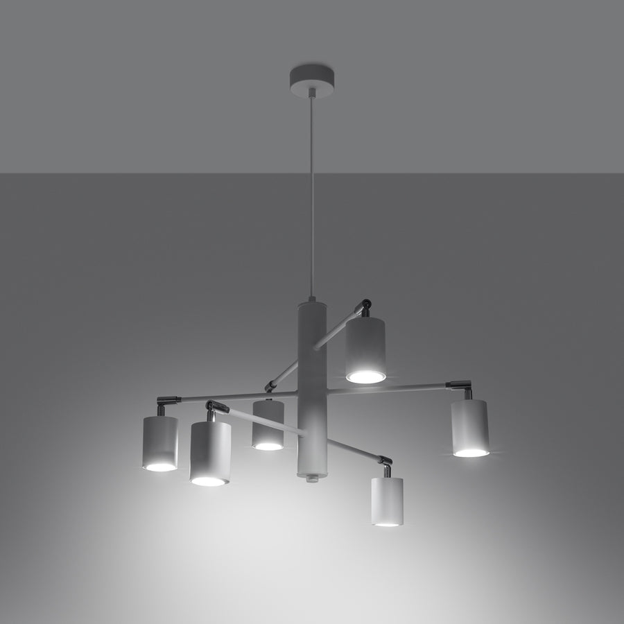 Luminaire suspendu en fonctionnement dans une pièce sombre, six cylindres diffusent une lumière blanche uniforme.