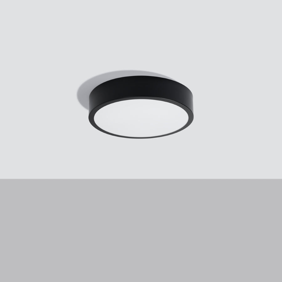 Vue en perspective du luminaire fixé au plafond, cerclage noir et verre opale