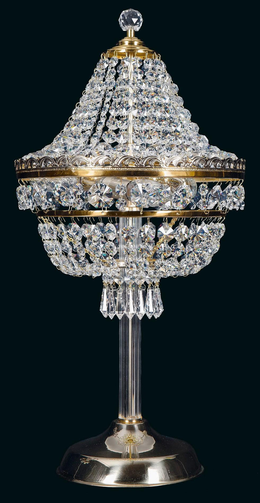 Lampe à poser en cristal et laiton doré, vue de face sur fond noir