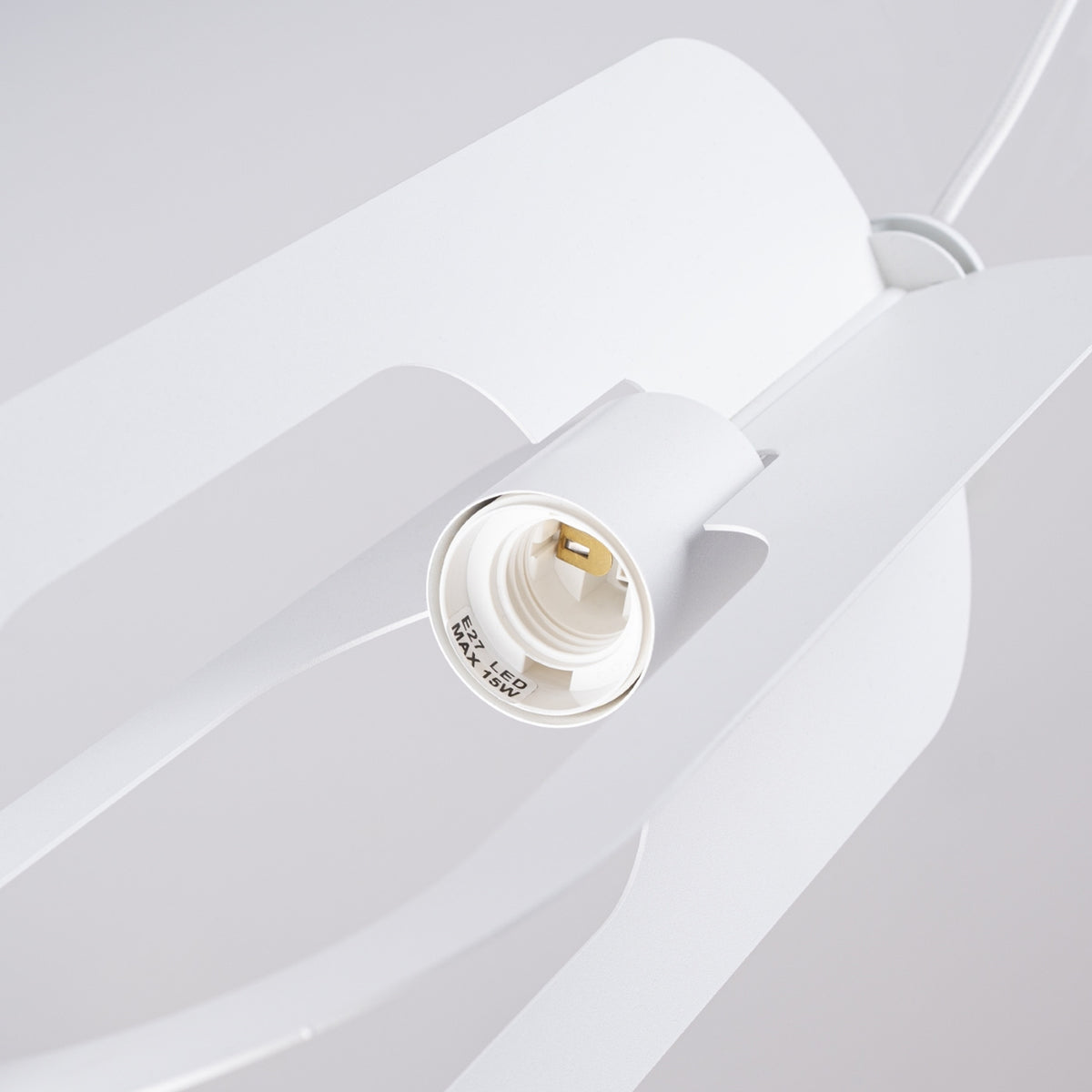 Détail de la douille E27 blanche indiquant LED max 15W, sans ampoule, sur structure ajourée.