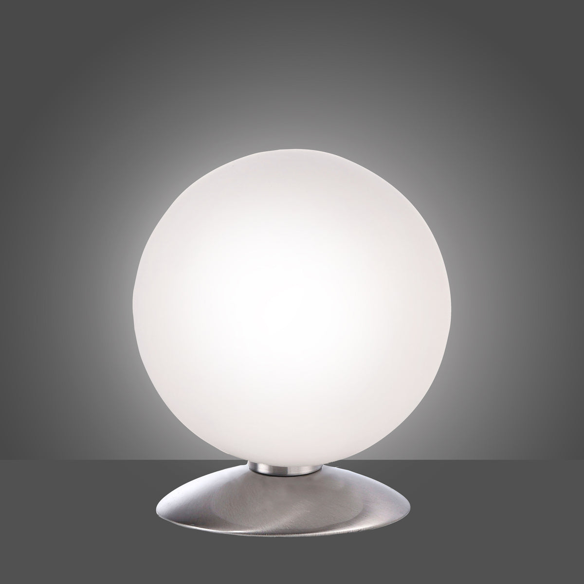 Globe lumineux allumé sur fond gris dégradé, accentuant la lumière diffuse.