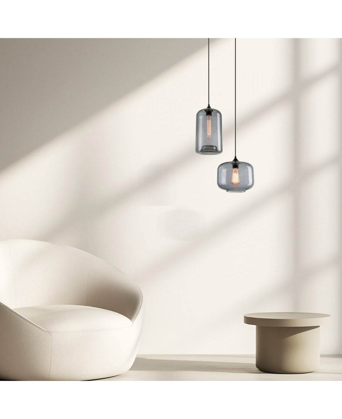 Scène lumineuse avec deux suspensions en verre fumé et table basse