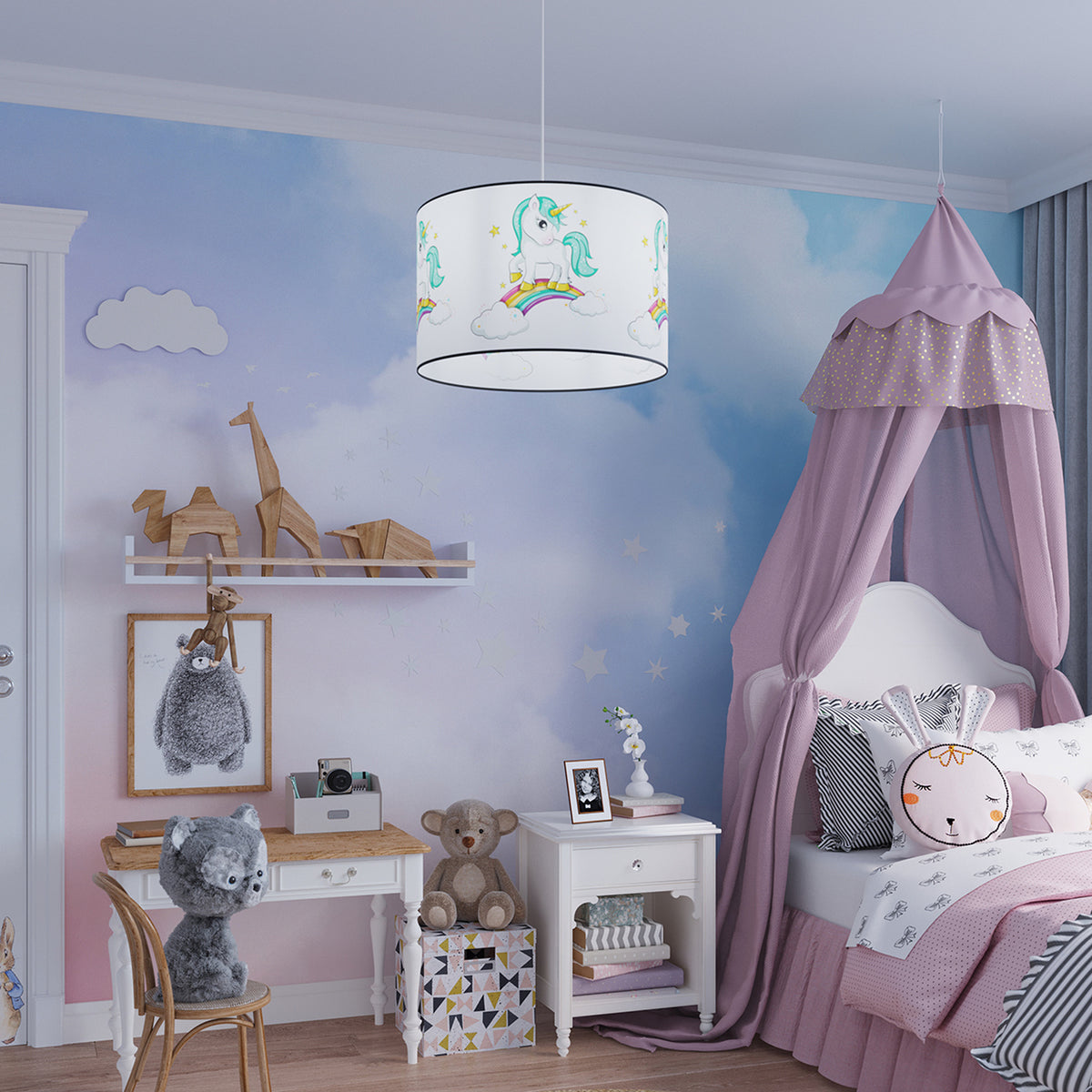Mise en ambiance dans une chambre d'enfant décorée, lampe suspendue au-dessus du lit.