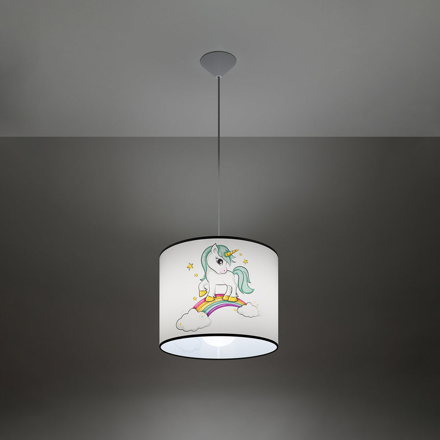 Luminaire allumé dans une pièce sombre, abat-jour diffusant une lumière douce.