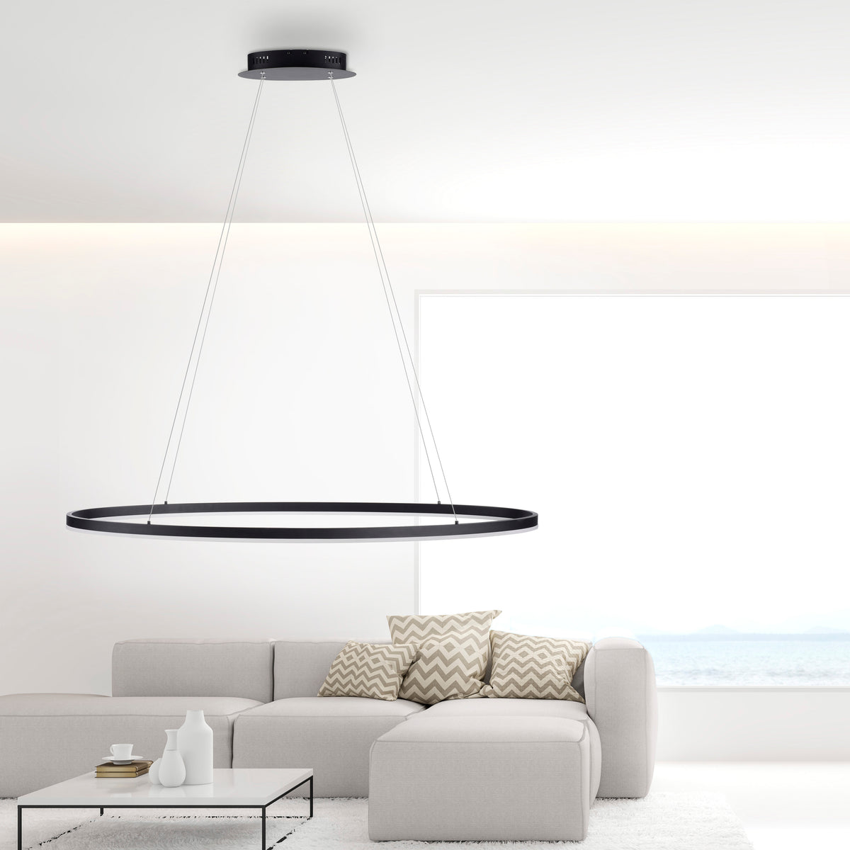 Suspension installée dans un salon moderne au-dessus d'un canapé beige
