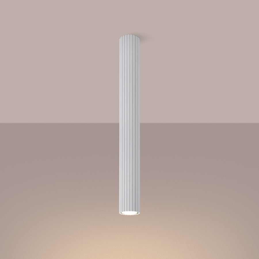 Plafonnier blanc allumé au plafond, halo lumineux diffusé vers le bas.
