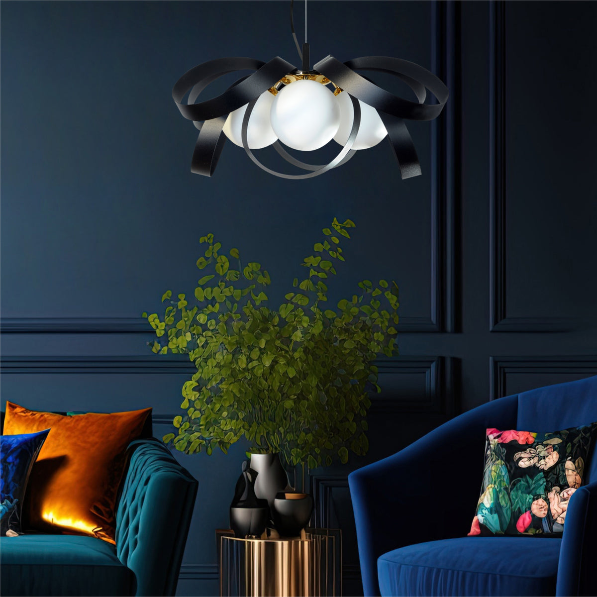 Luminaire suspendu en situation dans un salon bleu nuit, canapés velours et coussins colorés.