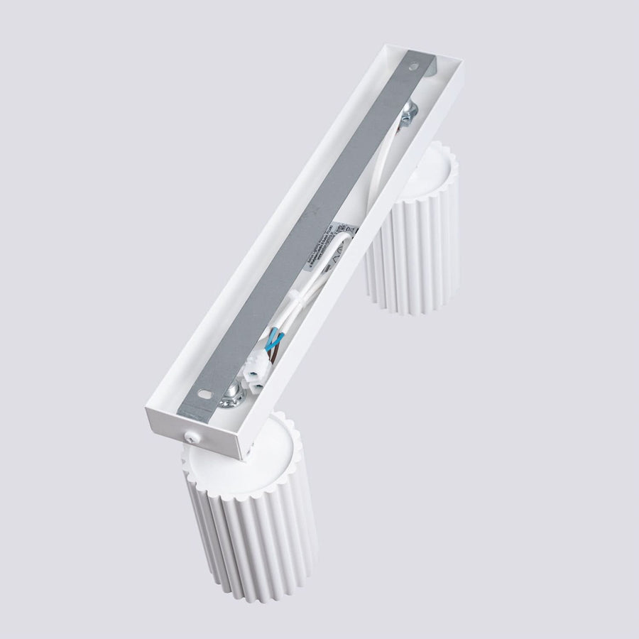 Vue arrière montrant la platine de fixation métallique et le câblage électrique du produit