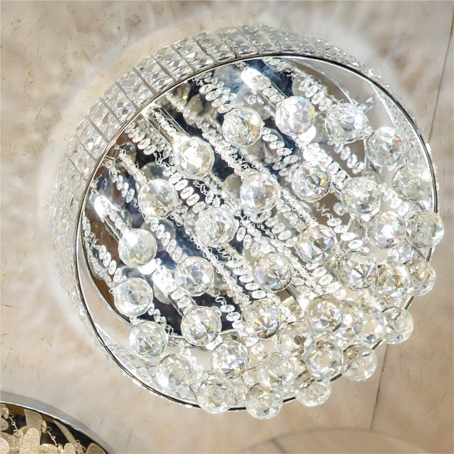 Vue en contre-plongée du luminaire installé au plafond, détail des billes de cristal