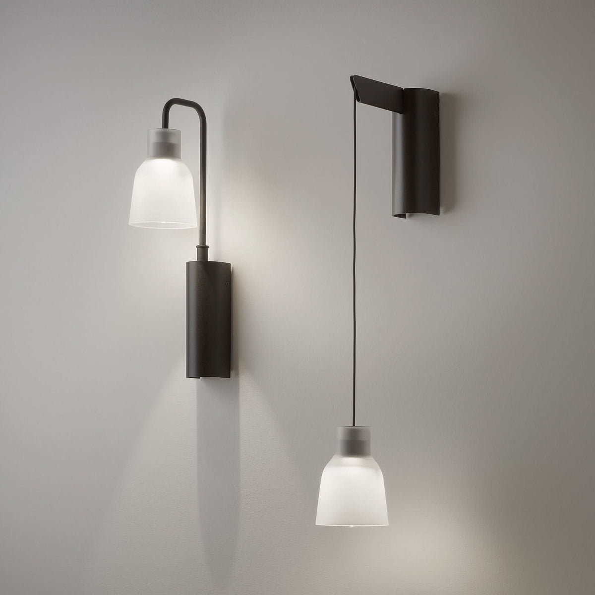 Applique murale LED Drip A/01 en verre, blanc satiné et noir, hauteur 37,5 cm