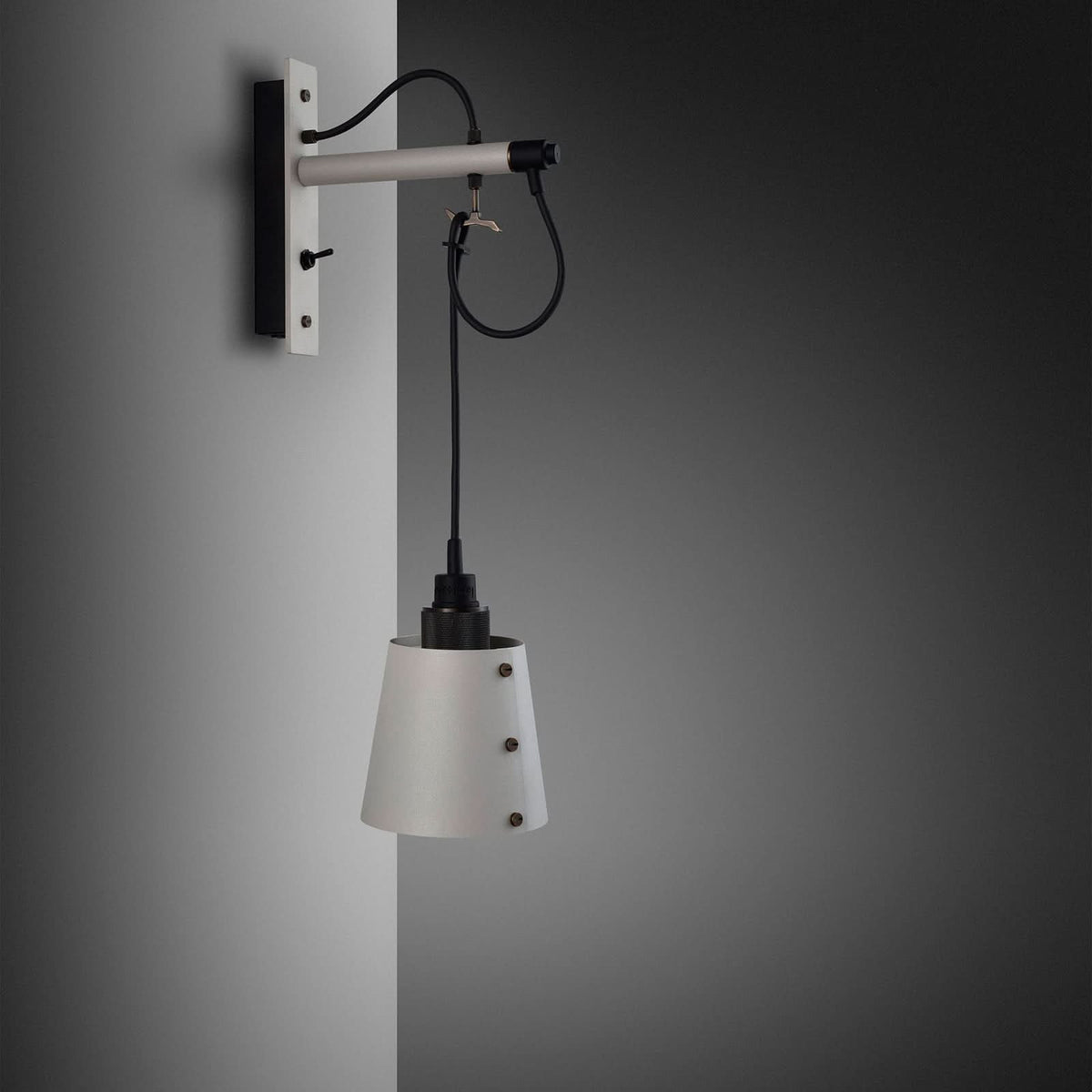 Applique murale Hooked Wall en acier, gris clair et bronze, 40 W, modèle 2