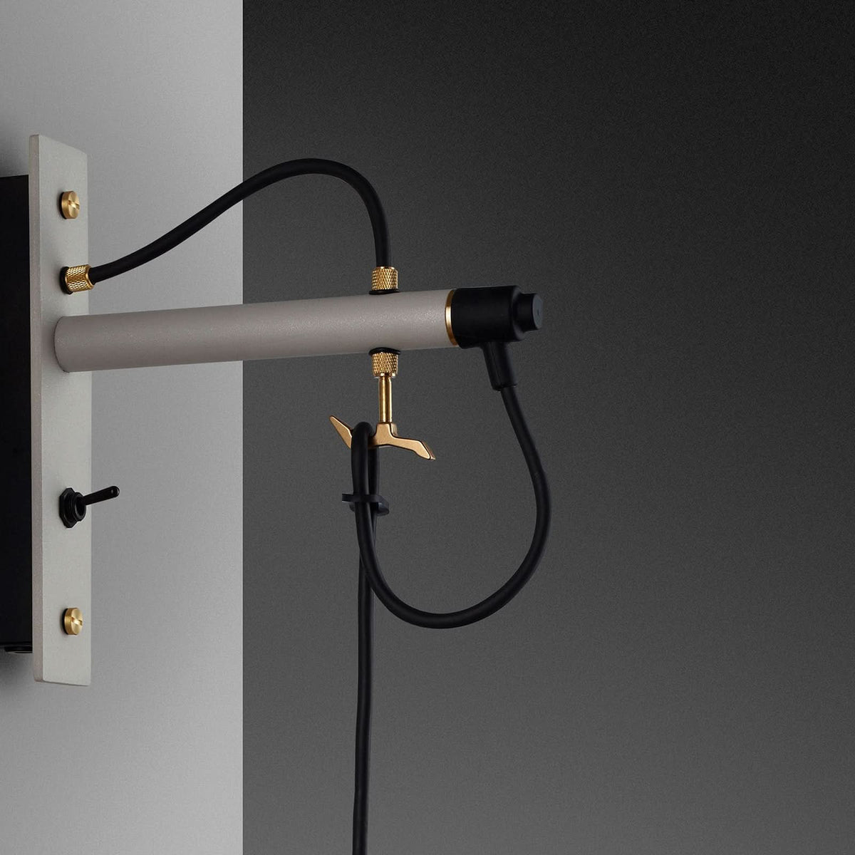 Applique murale Hooked Wall en acier, gris clair et laiton, 40 W, modèle 3