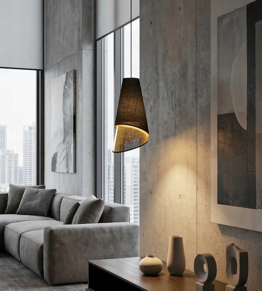 Plan rapproché en intérieur, intérieur doré perforé révélé par la lumière chaude