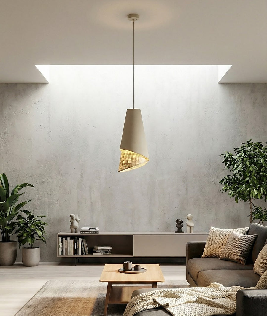 Vue d'ensemble d'un salon moderne, le luminaire suspendu au-dessus de la table basse