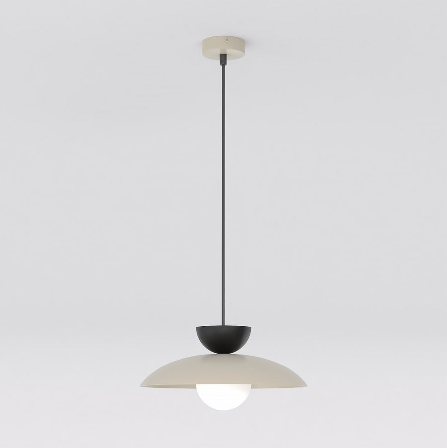 Vue de face du luminaire suspendu, chapeau beige, coiffe noire et globe blanc