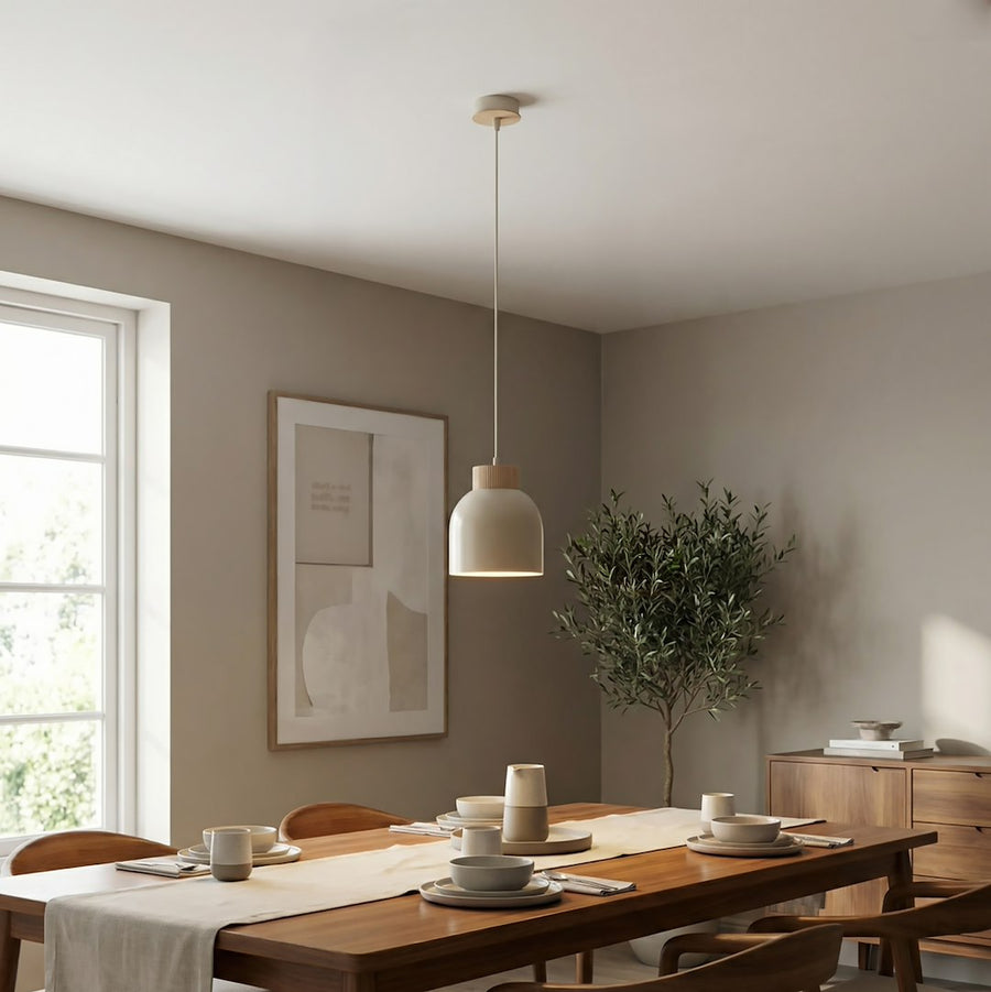 Vue d'ensemble du luminaire dans un intérieur beige avec olivier et buffet