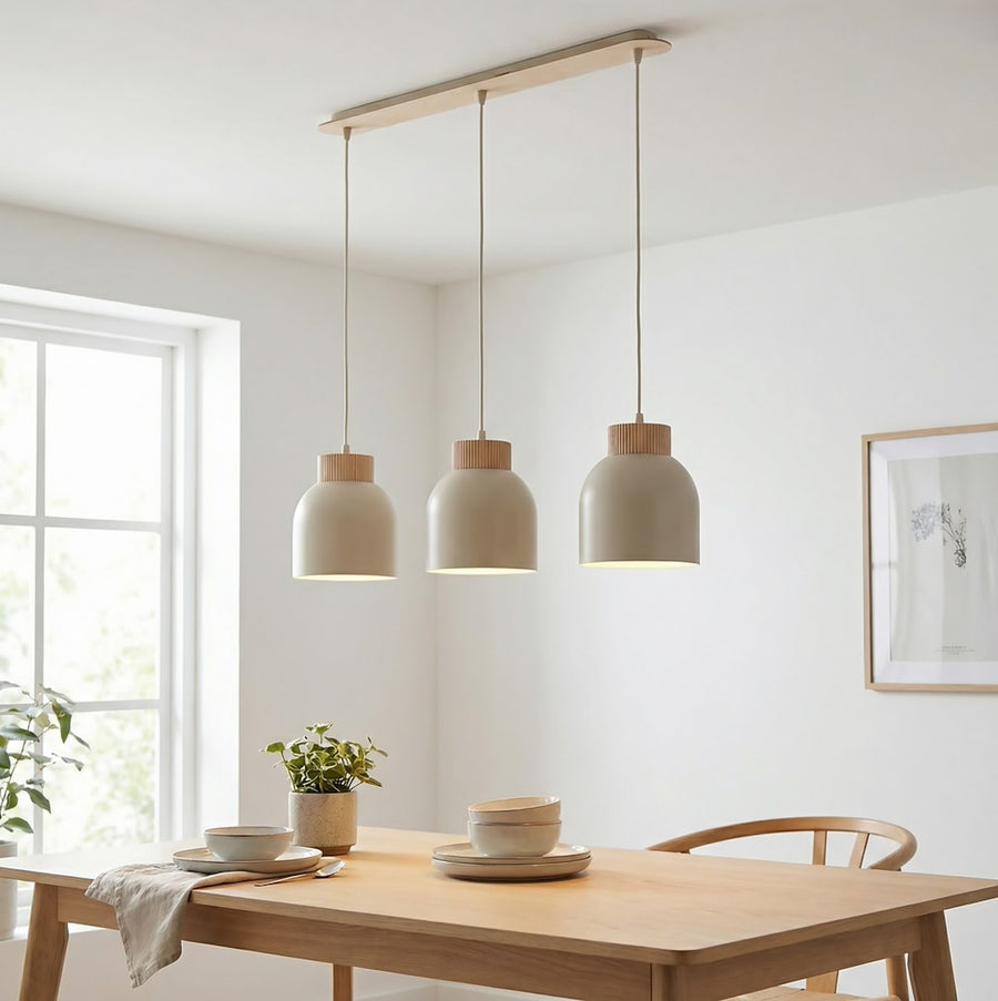Vue de face du luminaire suspendu au-dessus d'une table dressée près fenêtre